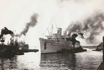 Troopship QUEEN MARY arriving Southampton in 1945